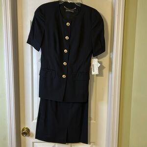 Louis Feraud ladies suit, skirt and jacket, size US 6, NWT, good condition.